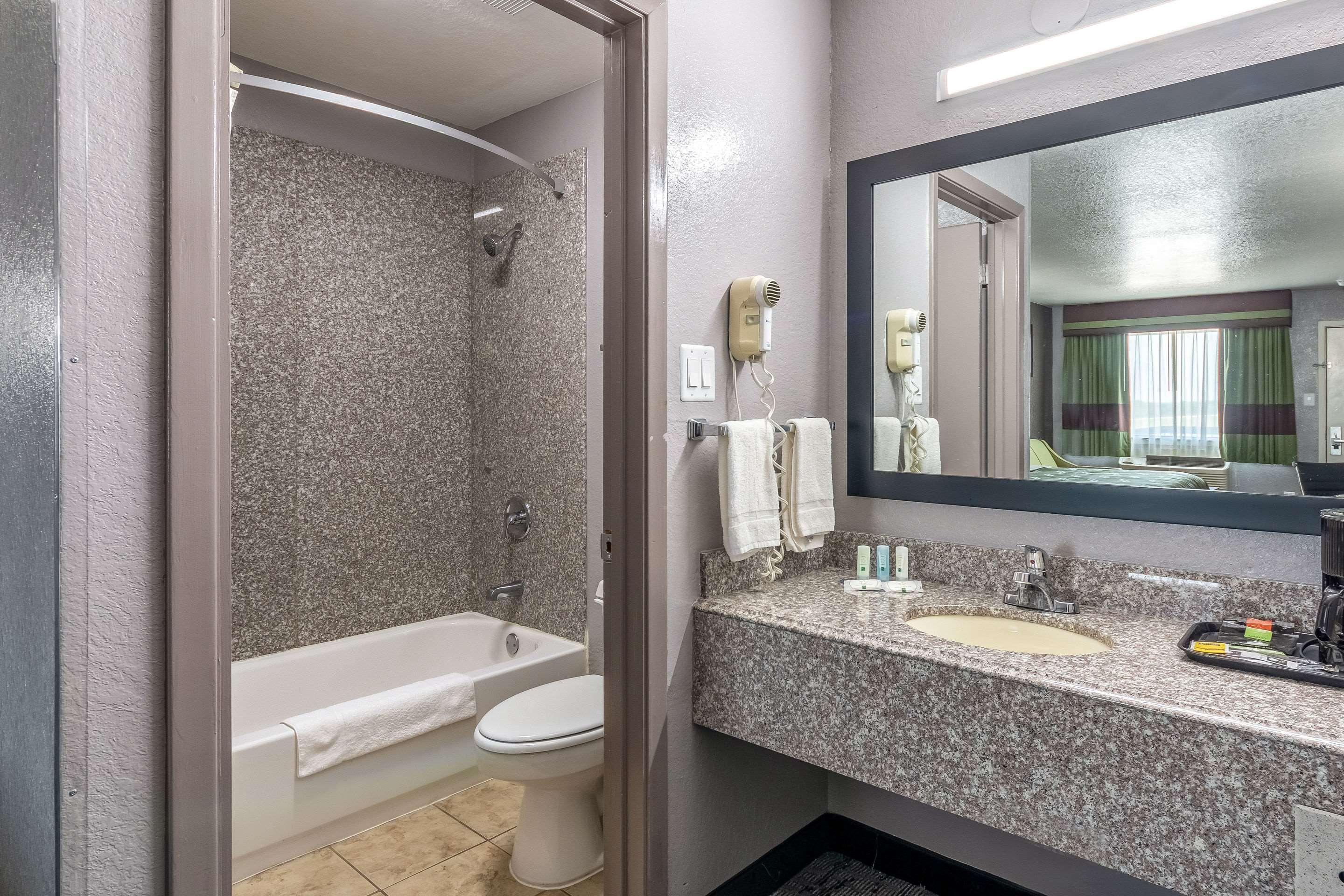 Quality Inn I-10 East Near Frost Bank Center San Antonio Exteriör bild